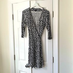 Express Black and White Chevron Print Belted Tie Waist Wrap Dress Size Small